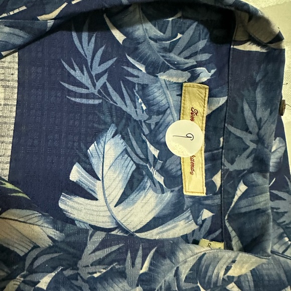 Tommy Bahama’s 100% silk short sleeve button down - Picture 4 of 6